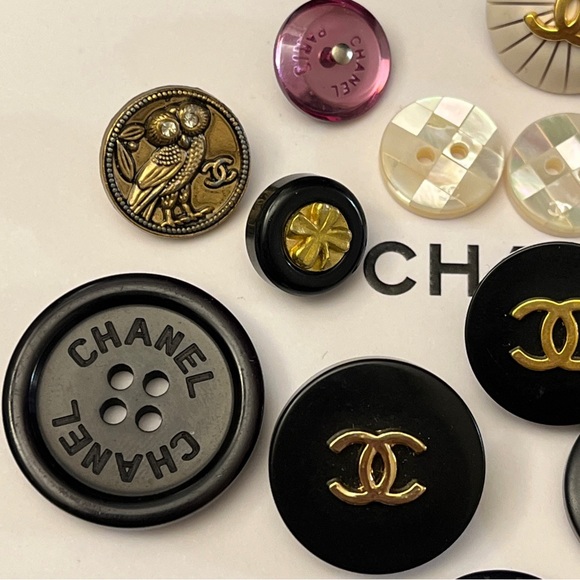 SOLD đź’” AUTHENTIC!! Lot Of 17 Chanel Vintage Buttons 1990s R5 - Picture 2 of 12